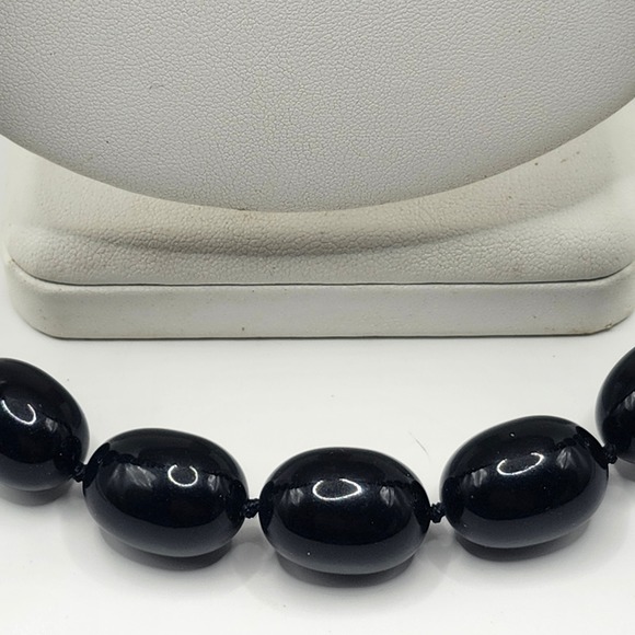 Trifari Vintage Black Oval Bead Knotted Necklace Gold Tone Spring Ring Clasp - Picture 2 of 8